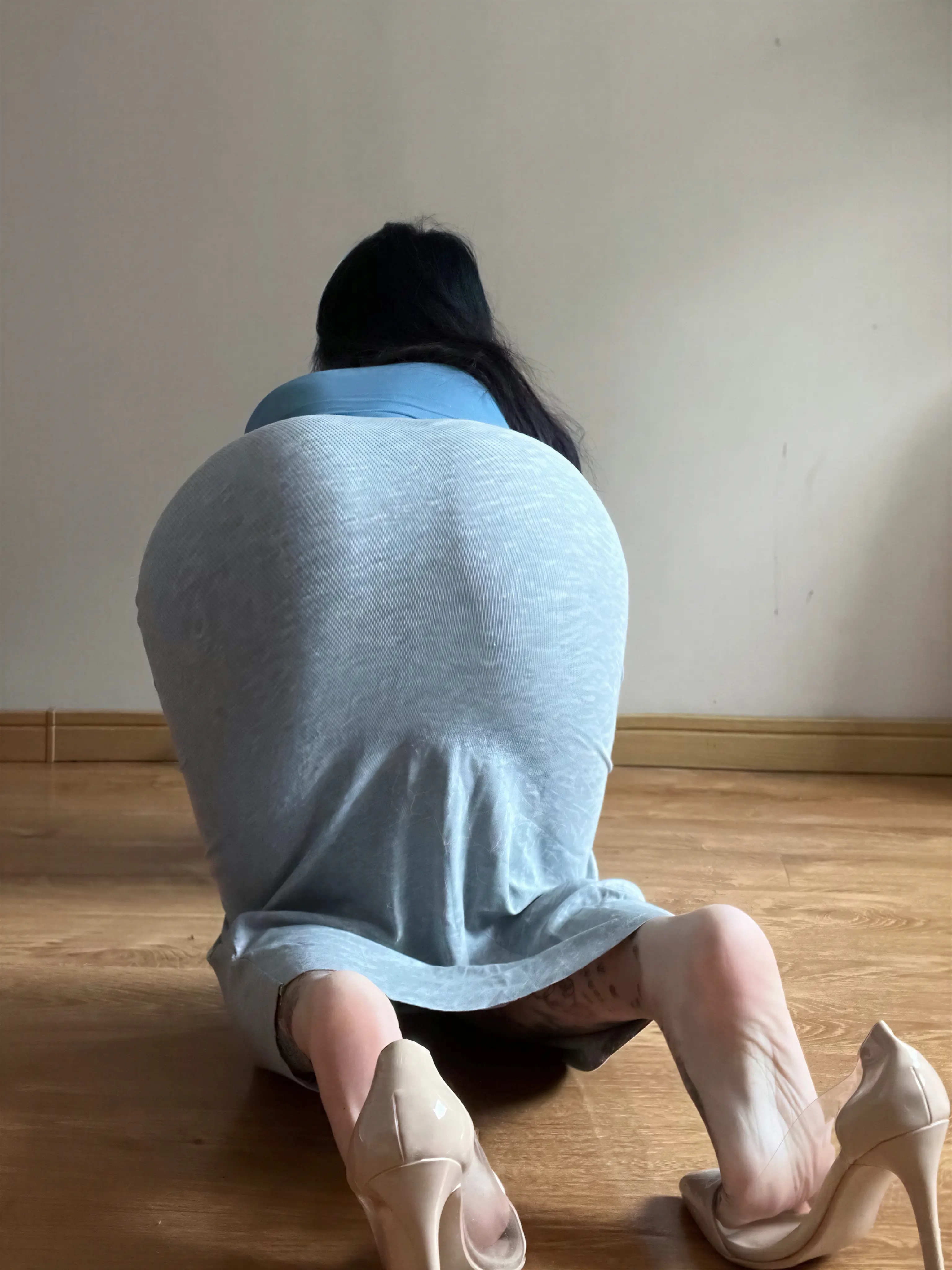 卡通百科老王 – 后妈包臀裙后冲姿势 6P